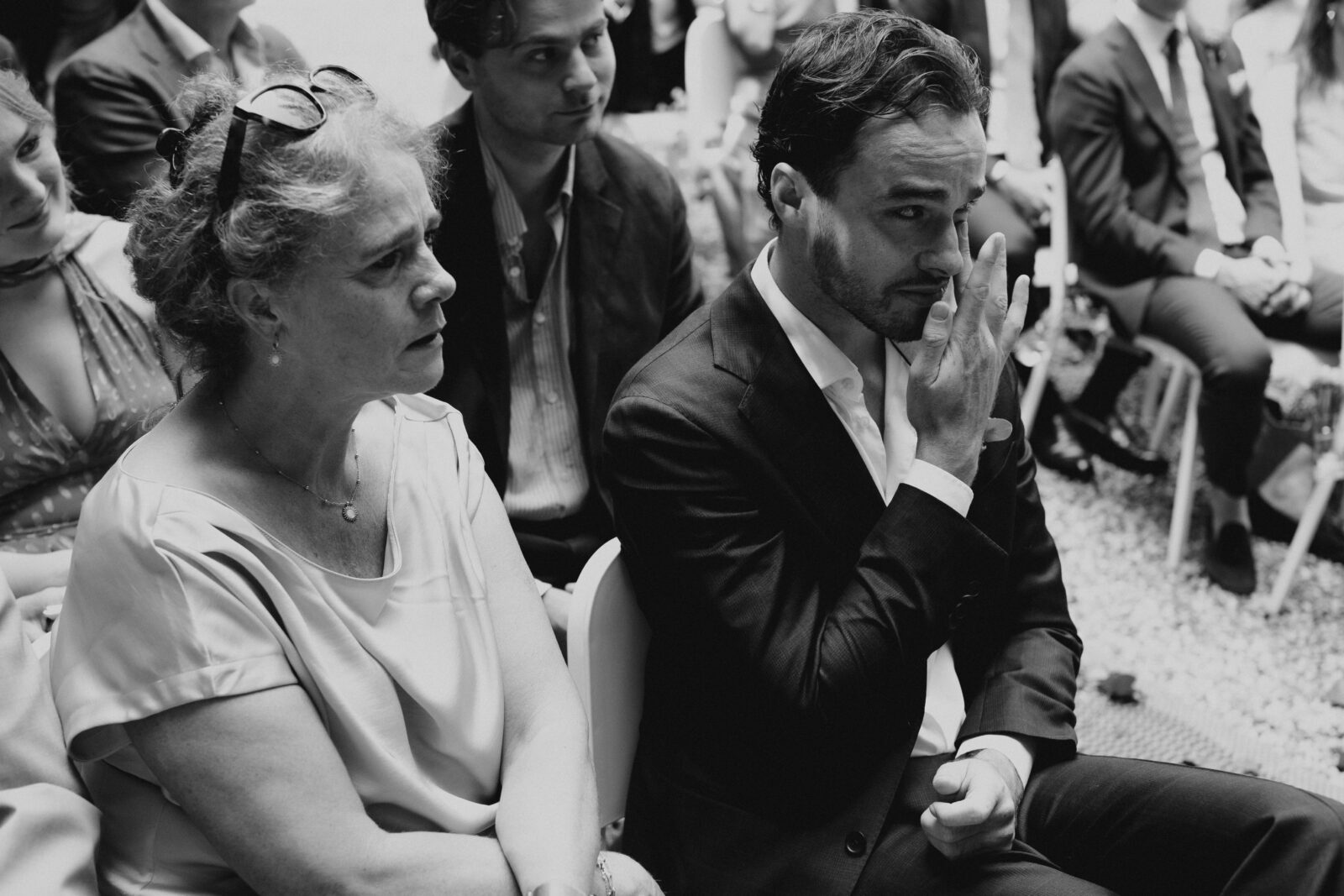 trouwfotograaf Limburg, broer van de bruid, traan tijdens ceremonie, ja woord