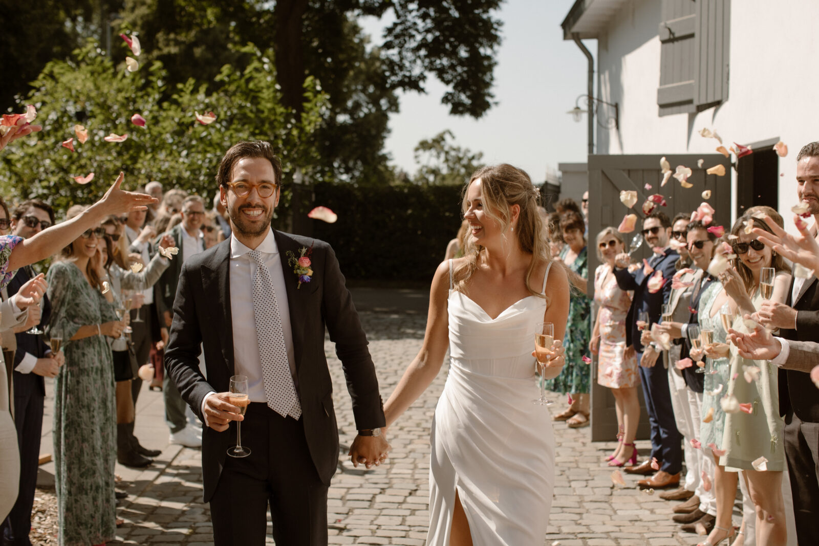 Trouwfotograaf Limburg bruidspaar getrouwd en loopt door erehaag bij bruiloft in Limburg