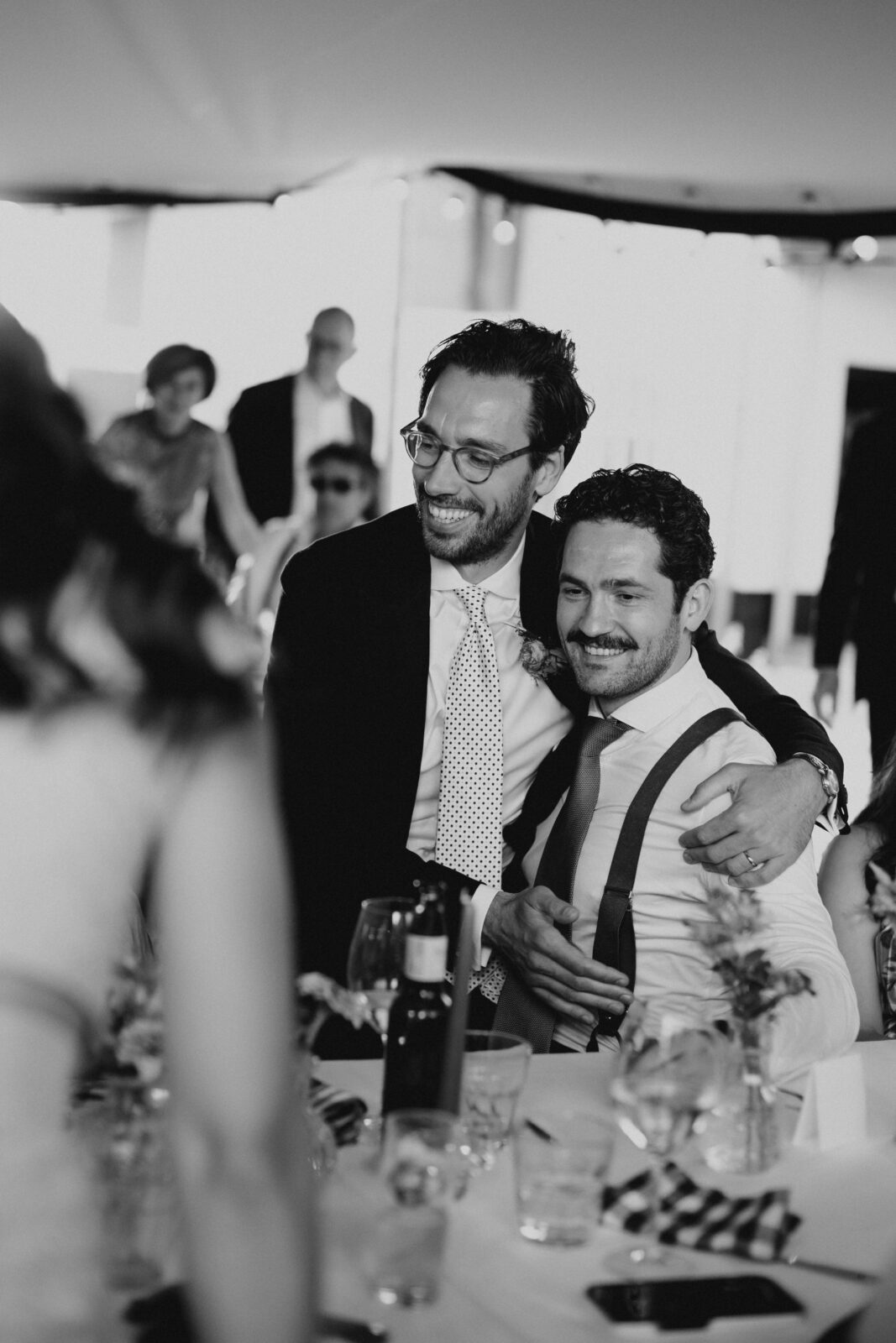 trouwfotograaf Limburg fotografeert hilarisch moment vast tussen vrienden op een bruiloft in Maastricht