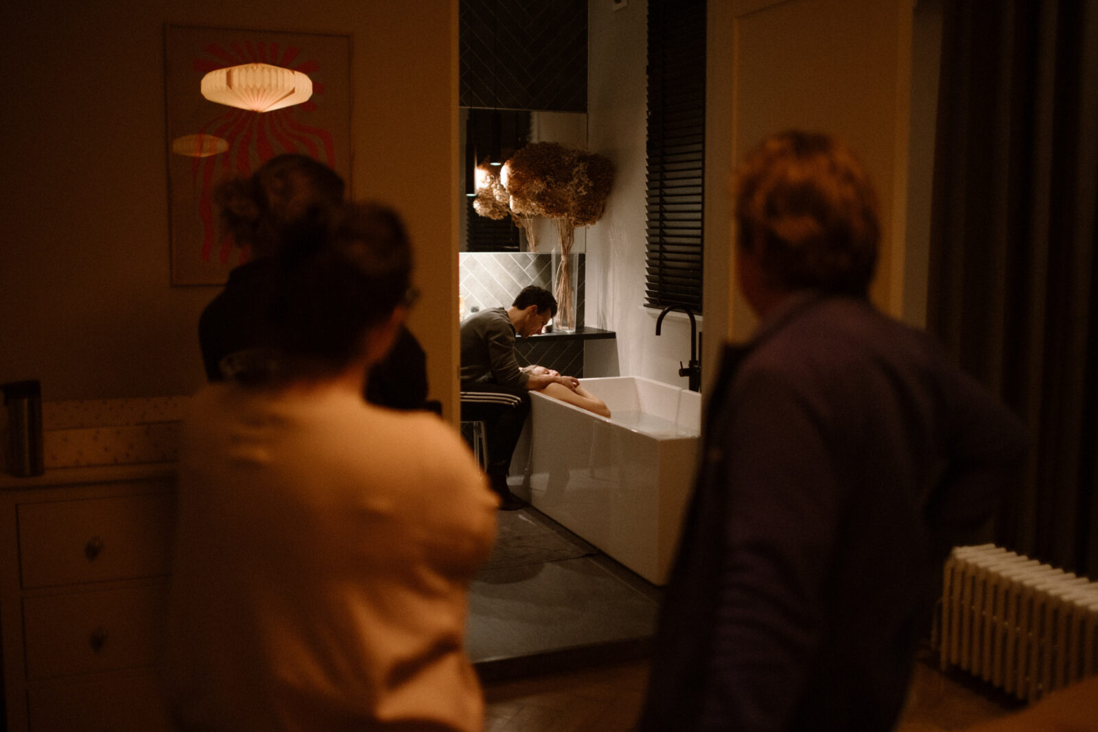 documentaire stijl geboortefotografie, geboortefotograaf, thuisbevalling, bevallen in bad