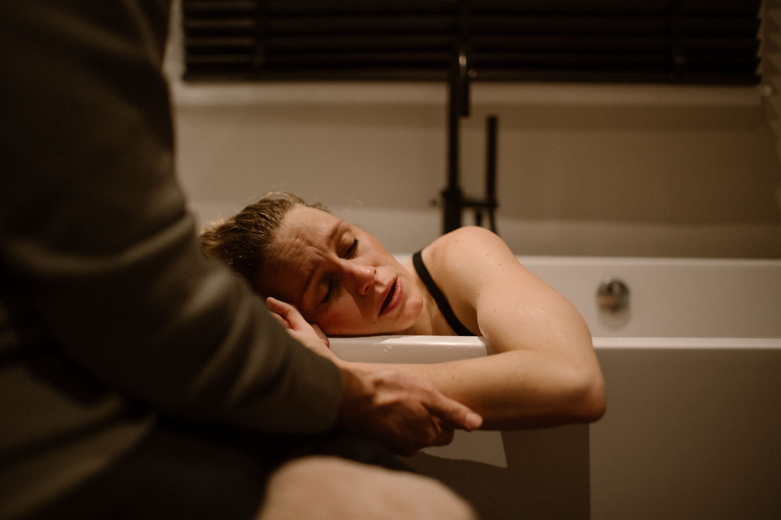 geboorteverhaal, geboortefotografie, thuisbevalling, bevallen in bad, geboortefotograaf