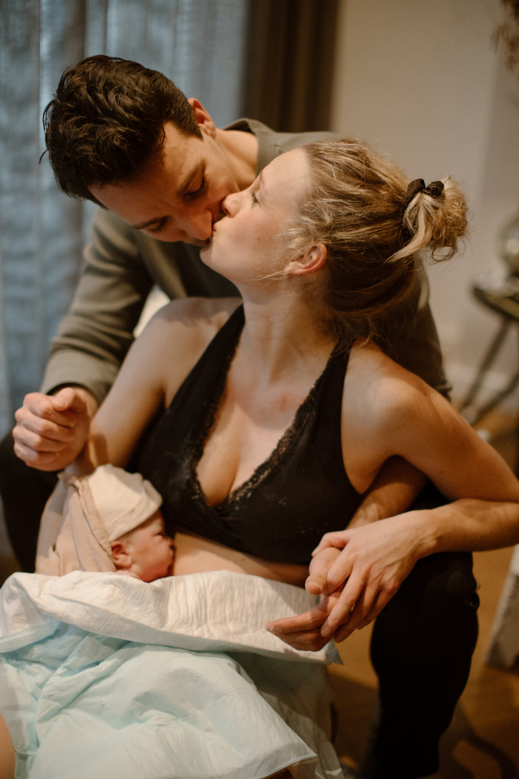geboortefotografie, geboortefotograaf, thuisbevalling, net geboren, verloskundige