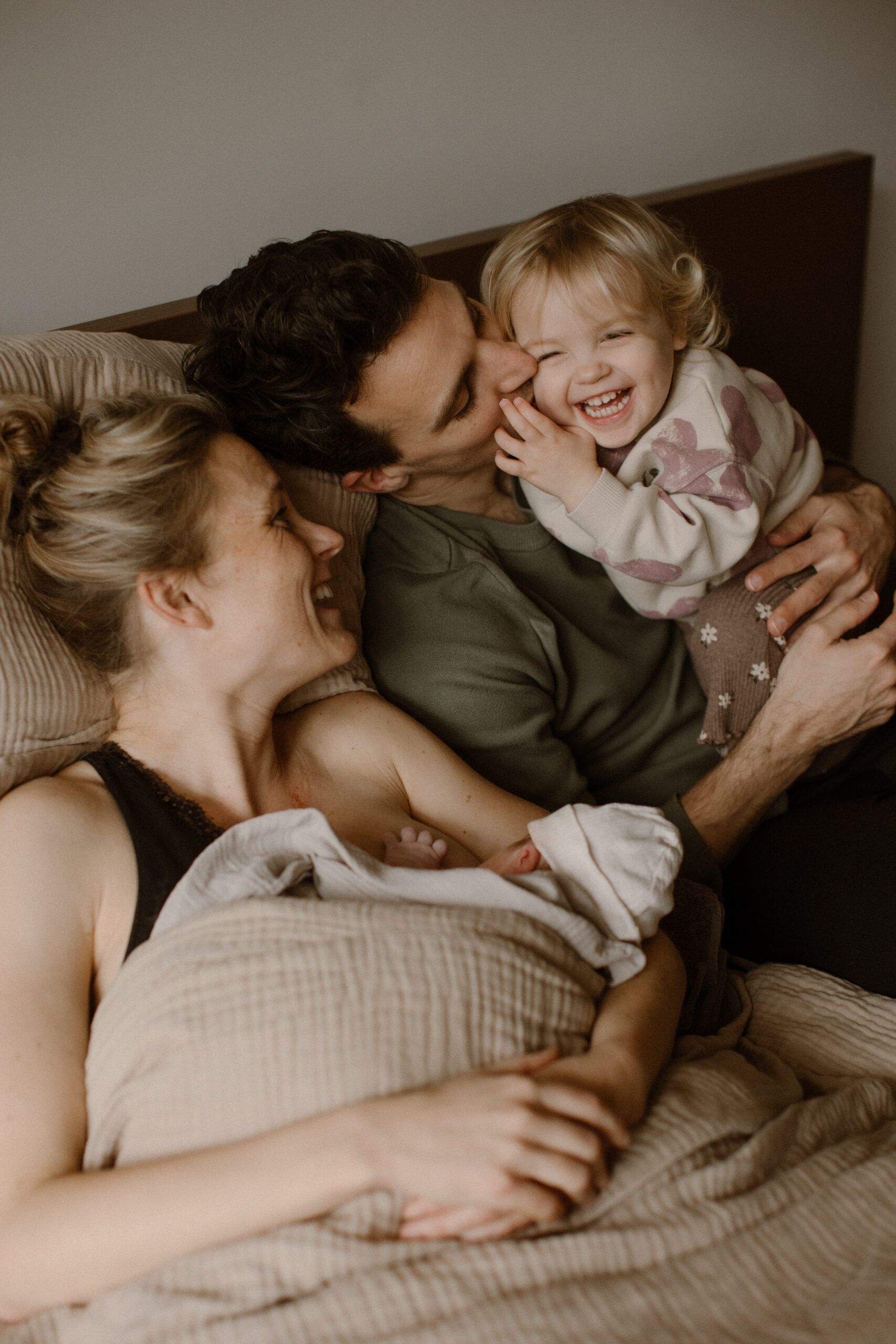 geboortefotografie, broer en zus, geboortefotograaf, thuisbevalling