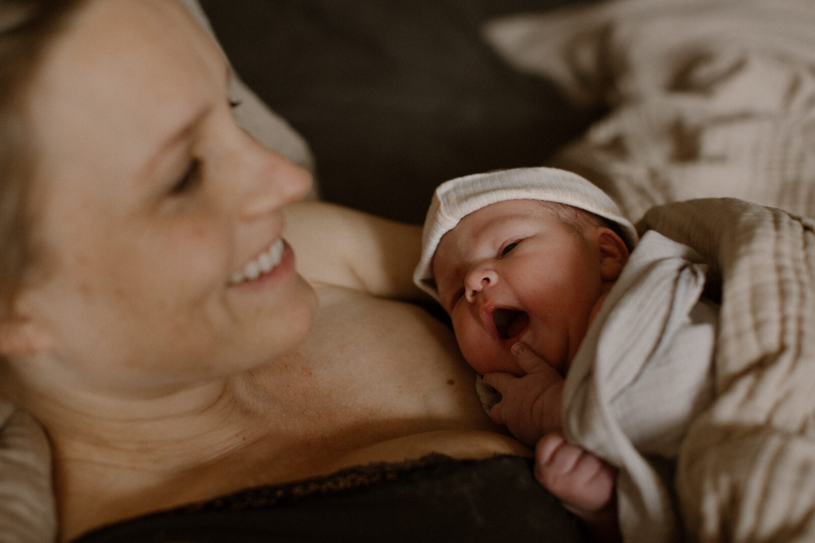 geboortefotografie, moeder en kind, geboorteverhaal, thuisbevalling, geboortefotograaf
